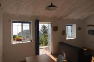 een woonkamer met een tafel en 2 ramen bij Vista del Sur in Alajeró