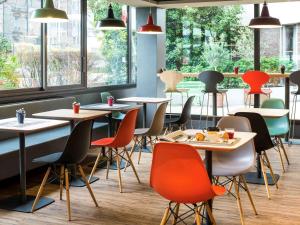 Restaurant o un lloc per menjar a ibis Paris Pont de Suresnes Longchamp