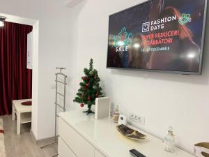 sala de estar con TV y árbol de Navidad en Luxury Apartment, en Galaţi