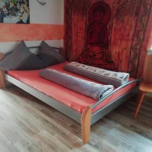 Bett in einem Zimmer mit Wandgemälde in der Unterkunft Ferienwohnung Bauer-Power in Bodenmais
