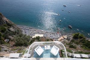 Cette chambre offre une vue aérienne sur une plage dotée d'une montagne. dans l'établissement Hotel La Ninfa, à Amalfi