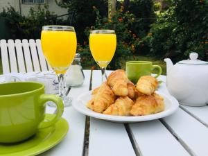 una mesa con un plato de bollería y dos vasos de zumo de naranja en San Remo Punta Hotel, en Punta del Este