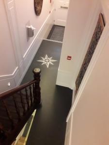 a staircase with black flooring and a star stencil on the floor at Art de Sejour - B&B in Brussels