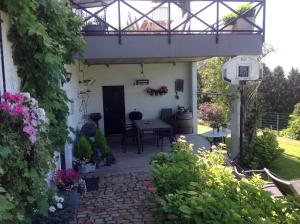 - un patio avec une table et quelques fleurs dans l'établissement Gite Evasion, à Aywaille