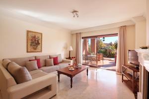 un soggiorno con divano e tavolo di Vasari Resort a Marbella