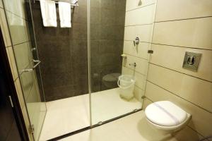een badkamer met een douche en een toilet bij Best Western Swing High Katra in Katra