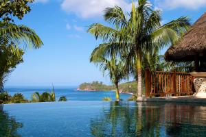 una piscina con vista sull'oceano di Valmer Resort and Spa a Baie Lazare Mahé