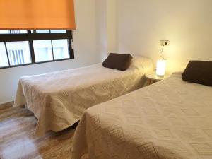 グアルダマル・デル・セグラにあるApartamento Guardamar Playaのベッドルーム1室(ベッド2台、窓付)