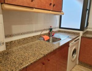 Kuchyňa alebo kuchynka v ubytovaní Apartamento Guardamar Playa