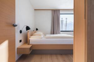 Schlafzimmer mit einem Bett und einem Fenster in der Unterkunft The one and only in Serfaus