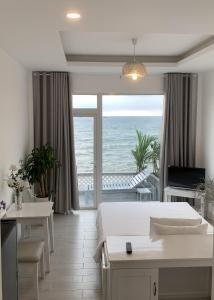 - une chambre avec un lit et une vue sur l'océan dans l'établissement HS Beach House Phu Quoc Island, à Duong Dong