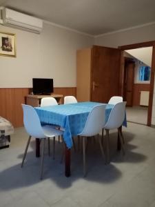 Televízia a/alebo spoločenská miestnosť v ubytovaní Apartman Pávai-Silye