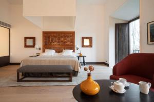 una camera con un letto e un vaso su un tavolo di Parador de Turismo de León a León