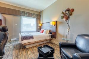 Postel nebo postele na pokoji v ubytování Days Inn by Wyndham Berthierville + 37 fotografií
