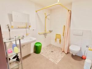 Koupelna v ubytování Hofgut Wollin GmbH + 37 fotografií