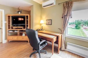 TV a/nebo společenská místnost v ubytování Days Inn by Wyndham Berthierville