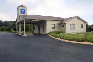 a building with a parking lot in front of it at America's Best Value Inn - Loudon in Loudon