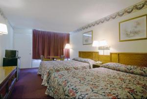 Habitación de hotel con 2 camas y escritorio en America's Best Value Inn - Loudon, en Loudon