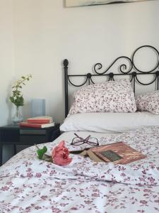 łóżko z książką i okularami w obiekcie AT La Catamusa w mieście Serradilla