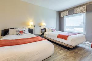 Postel nebo postele na pokoji v ubytování Days Inn by Wyndham Berthierville