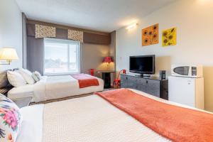 Postel nebo postele na pokoji v ubytování Days Inn by Wyndham Berthierville
