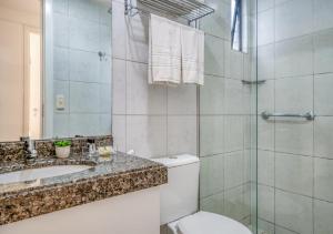 een badkamer met een toilet, een wastafel en een douche bij Golden Tower in Natal