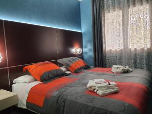 Giường trong phòng chung tại Manu's Guest Suite