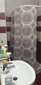 een badkamer met een witte wastafel en een tegelmuur bij Snow magic Grand Monastery in Pamporovo +98 foto's