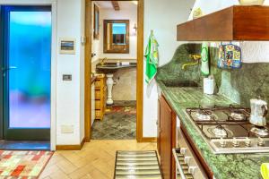 kuchnia ze zlewem i kuchenką górny piekarnik w obiekcie MARIO Apartment with Garden w mieście Levanto +13 zdjęć