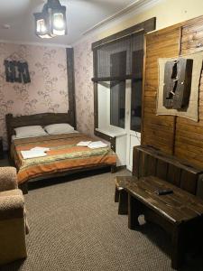 una camera da letto con un letto e una panca di Yulita a Bukovel
