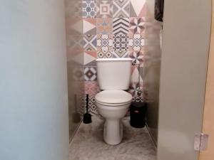 ラルナカにあるLe Mat Hostelのピンクと紫の壁のバスルーム(トイレ付)