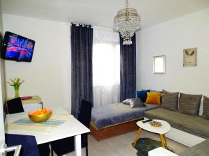 sala de estar con sofá y mesa en Apartment Suzana 1BR Split en Split