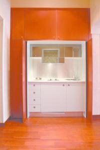 Zimmer mit einem weißen Schrank und einem Waschbecken in der Unterkunft Colosseo Studio Suite in Rom
