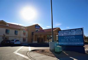 ein Schild auf einem Parkplatz vor einem Hotel in der Unterkunft Oasis Inn and Suites Joshua Tree -29 Palms in Twentynine Palms