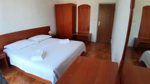 Cama o camas de una habitación en Apartmani Ždrelac