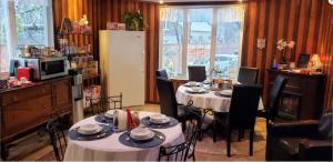 A restaurant or other place to eat at Kokomo INN Bed and Breakfast Ottawa-Gatineau's Only Tropical Riverfront B&B on the National Capital Cycling Pathway Route Verte #1 - for Adults Only - Chambre d'hôtes tropical aux berges des Outaouais BnB #17542O