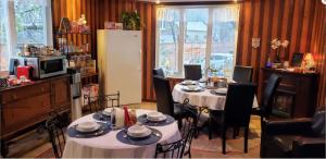 Imagen de la galería de Kokomo INN Bed and Breakfast Ottawa-Gatineau's Only Tropical Riverfront B&B on the National Capital Cycling Pathway Route Verte #1 - for Adults Only - Chambre d'hôtes tropical aux berges des Outaouais BnB #17542O, en Ottawa