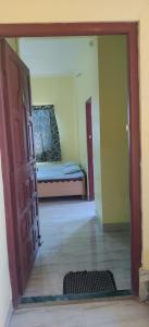 Postel nebo postele na pokoji v ubytování Gulmohar Cottages - Home Stay in Alibag