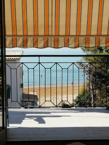 uma vista para a praia a partir de uma varanda em Maré - Scala dei Turchi em Realmonte