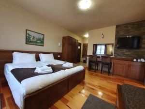 Un pat sau paturi într-o cameră la Hotel Tara
