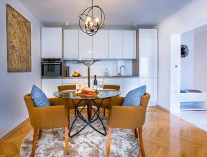 斯普利特的住宿－Deluxe City Center Blue apartment，厨房以及带桌椅的用餐室。