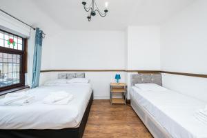 Dagenham Self Catering 4BedHouse sleeps up to 8 with Free Wifi and Free Parking