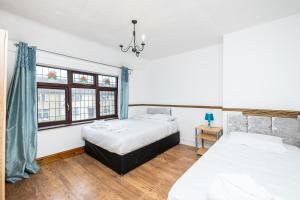 Un pat sau paturi într-o cameră la Dagenham Self Catering 4BedHouse sleeps up to 8 with Free Wifi and Free Parking