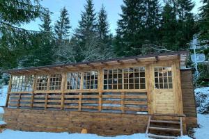 uma cabana de madeira na neve em Chata Bella Mistríky em Donovaly