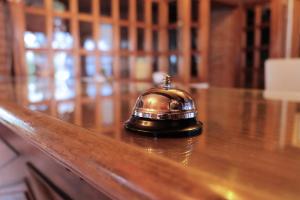 a bell sitting on top of a wooden table at Suites Paraiso Tequis in Tequisquiapan