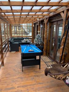 una habitación con mesa de billar en una casa en Chata Bella Mistríky, en Donovaly