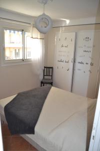 ein Schlafzimmer mit einem Bett an der Wand in der Unterkunft SCI LA FORGE in Antibes