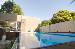 una piscina frente a una casa en Donna Alda DFC en Salta
