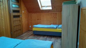 Postel nebo postele na pokoji v ubytování Domki Natalia Łeba blisko centrum