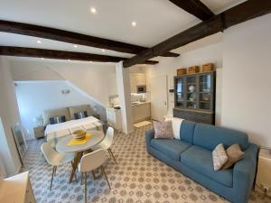 sala de estar con sofá azul y mesa en Suite 5 stelle nel Borgo di Celle Ligure, en Celle Ligure